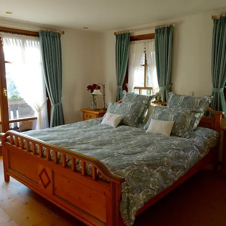 Hollhouse -