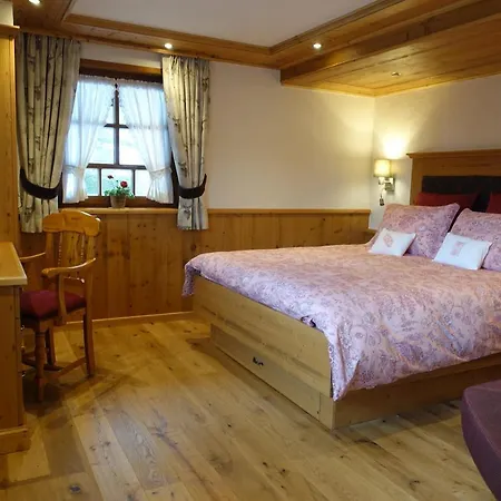 Hollhouse -